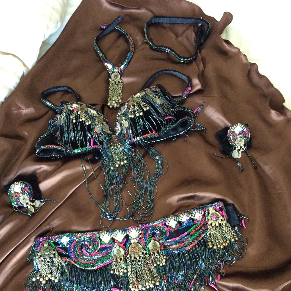 Tribaret Bella - 6 piece professional bellydance costume - Multi on Black Velvet - Picture 14 of 14